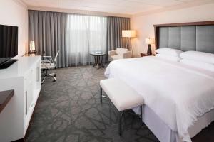 Postel nebo postele na pokoji v ubytování Sheraton Bloomington