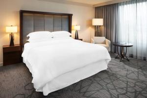 Postel nebo postele na pokoji v ubytování Sheraton Bloomington