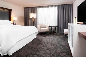 Postel nebo postele na pokoji v ubytování Sheraton Bloomington