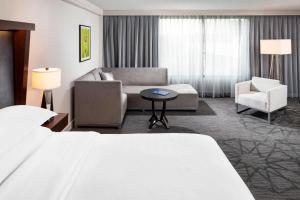 Postel nebo postele na pokoji v ubytování Sheraton Bloomington + 36 fotografií