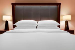Postel nebo postele na pokoji v ubytování Sheraton Bloomington