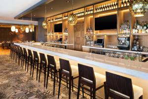 Lounge nebo bar v ubytování Sheraton Bloomington