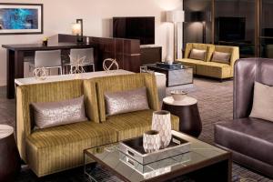 Posezení v ubytování Sheraton Bloomington