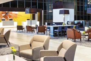 Posezení v ubytování Sheraton Bloomington