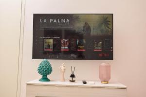 een muur met een poster en enkele vazen op een plank bij Anna’s Home in Pompei