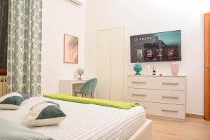 een witte slaapkamer met een bed en een ladekast bij Anna’s Home in Pompei