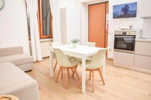 een witte eettafel en stoelen in een keuken bij Anna’s Home in Pompei