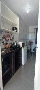 una cocina con estufa y encimera en Vila Foz HOSTEL AP3 Apartamento completo de solteiro com garagem fechada e lavanderia, Temos Uber e guia turístico para indicar, nosso apartamento é a melhor opção custo benefício de Foz do Iguaçu, en Foz do Iguaçu 4 fotos más