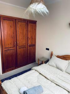 Rúm í herbergi á Waveside Hostel