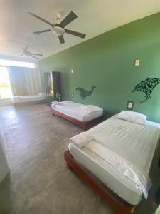 Postel nebo postele na pokoji v ubytování Hummingbird Inn Pedasi