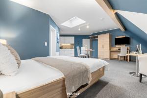 a bedroom with a bed and a blue wall at Ferienwohnung Bude 14 Dagebüll in Dagebüll