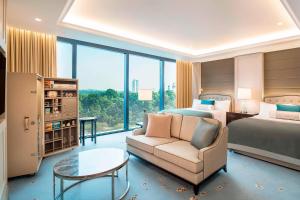 Postel nebo postele na pokoji v ubytování The St. Regis Kuala Lumpur