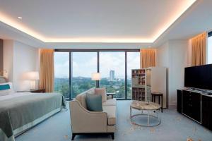 TV a/nebo společenská místnost v ubytování The St. Regis Kuala Lumpur