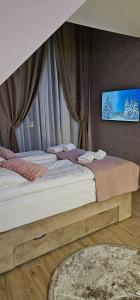 Una cama o camas en una habitación de Green Hill Isidorovic Divcibare ll