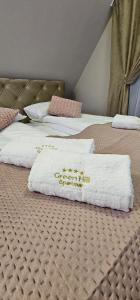 Una cama o camas en una habitación de Green Hill Isidorovic Divcibare ll