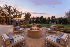 un patio con 2 sillas y una hoguera en SpringHill Suites by Marriott Paso Robles Atascadero, en Atascadero