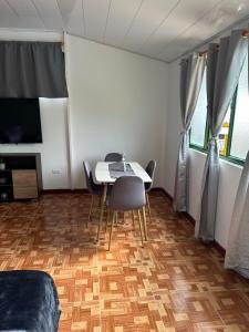 TV a/nebo společenská místnost v ubytování Hospedaje Rancho Guadalupe