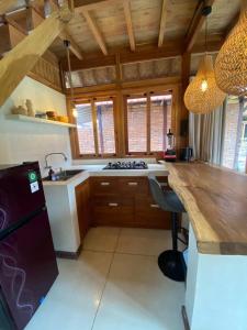 Η κουζίνα ή μικρή κουζίνα στο Welcoming and comfortable chalet in center Uluwatu
