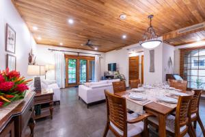 TV a/nebo společenská místnost v ubytování La Esquina 1 Langosta- 2 Bedroom Luxury Condo