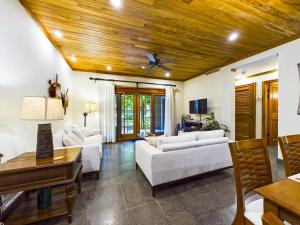 Postel nebo postele na pokoji v ubytování La Esquina 1 Langosta- 2 Bedroom Luxury Condo + 32 fotografií