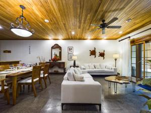 Posezení v ubytování La Esquina 1 Langosta- 2 Bedroom Luxury Condo