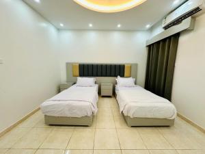 Postel nebo postele na pokoji v ubytování Zain Tabuk Apartment