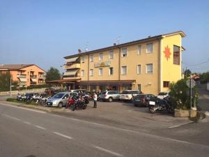 un grupo de motocicletas estacionadas frente a un edificio en Albergo Al Sole, en Castelnuovo del Garda