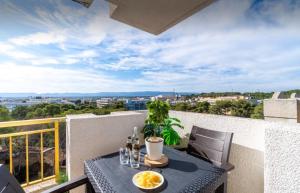 サロウにあるÁtico con Vistas-Piscina-WIFI-AACC-2hab-PortAventuraのバルコニー