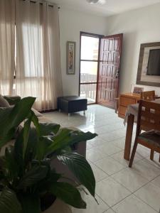 a living room with a couch and a table at Apartamento em Cabo Frio in Cabo Frio