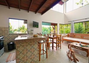 an open kitchen and living room with a table and chairs at Pousada e Restaurante Mangue Seco Angra in Angra dos Reis