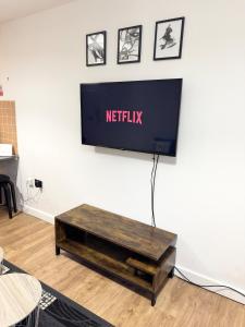 TV a/nebo společenská místnost v ubytování Allen City Center Apartment