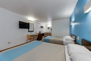Motel 6-Kingston, TN tesisinde bir odada yatak veya yataklar