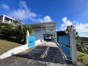 Quartier la Fleury GuinéにあるCheerful 3 bedroom home with stunning viewsの車庫付きの家
