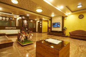 TV a/nebo společenská místnost v ubytování Hotel Pride Inn Shirdi