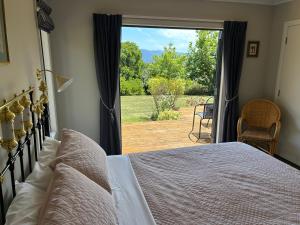 Postel nebo postele na pokoji v ubytování Omaka Heights Countrystay