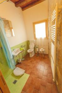 a bathroom with a toilet and a sink at Villa storica 3Lasagne, tra Verona e Venezia in Lonigo
