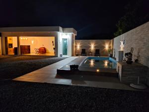 Swimmingpoolen hos eller tæt på Espaço de descanso e paz