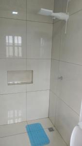 MaracajuにあるCasa super-aconchegante.のバスルーム(青い敷物のシャワー付)