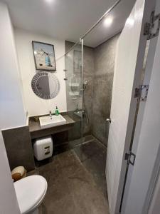 Bilik mandi di Lovely 1BR with Private Heated pool at El-Gouna