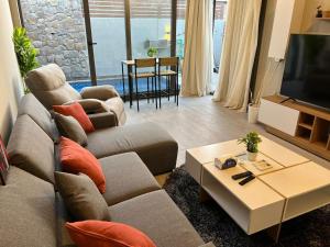 ハルガダにある2BR Twin House With Private Heated Pool at El-Gouna -Seperate 1Bedroom & Seperate Guest studio-のソファとテーブルのあるリビングルーム
