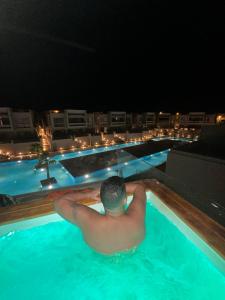Kolam renang di atau dekat dengan Lovely 1 Bedroom with private heated Jacuzzi at Sholan El Gouna