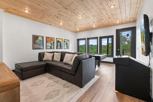 Posedenie v ubytovaní The Cozy Nook - NEW Luxurious Modern Retreat Cabin with Hot Tub, Game Room, Grill, Views - Close to Everything!