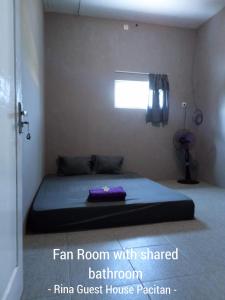 Postel nebo postele na pokoji v ubytování RINA Guest House Pacitan