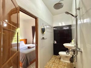 Ένα μπάνιο στο Jingga Guesthouse +8 φωτογραφίες