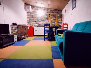 a living room with a couch and a kitchen at Espacio 74 Aguas Dulces in Aguas Dulces