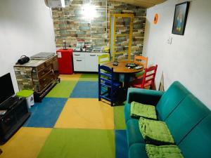 a living room with a couch and a table and a kitchen at Espacio 74 Aguas Dulces in Aguas Dulces