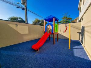 Sân chơi trẻ em tại Apartamento ampla sacada vista mar e piscina em Matinhos PR