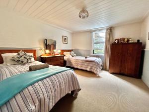 a bedroom with two beds and a window at Hamlet Downs Country Accommodation in Fentonbury