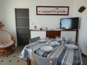 TV a/nebo společenská místnost v ubytování Notre-Dame-de-Monts - Appartement 4 pers., animaux admis, balcon ensoleillé - FR-1-540-306