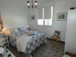 Postel nebo postele na pokoji v ubytování Notre-Dame-de-Monts - Appartement 4 pers., animaux admis, balcon ensoleillé - FR-1-540-306